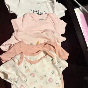 Short sleeved set of 5 Onzie for your baby girl sz 9 mo.